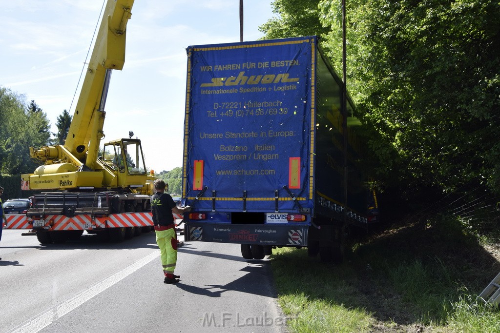 LKW in Boeschung A 3 Rich Frankfurt Hoehe Roesrath Lohmar P104.JPG - Miklos Laubert